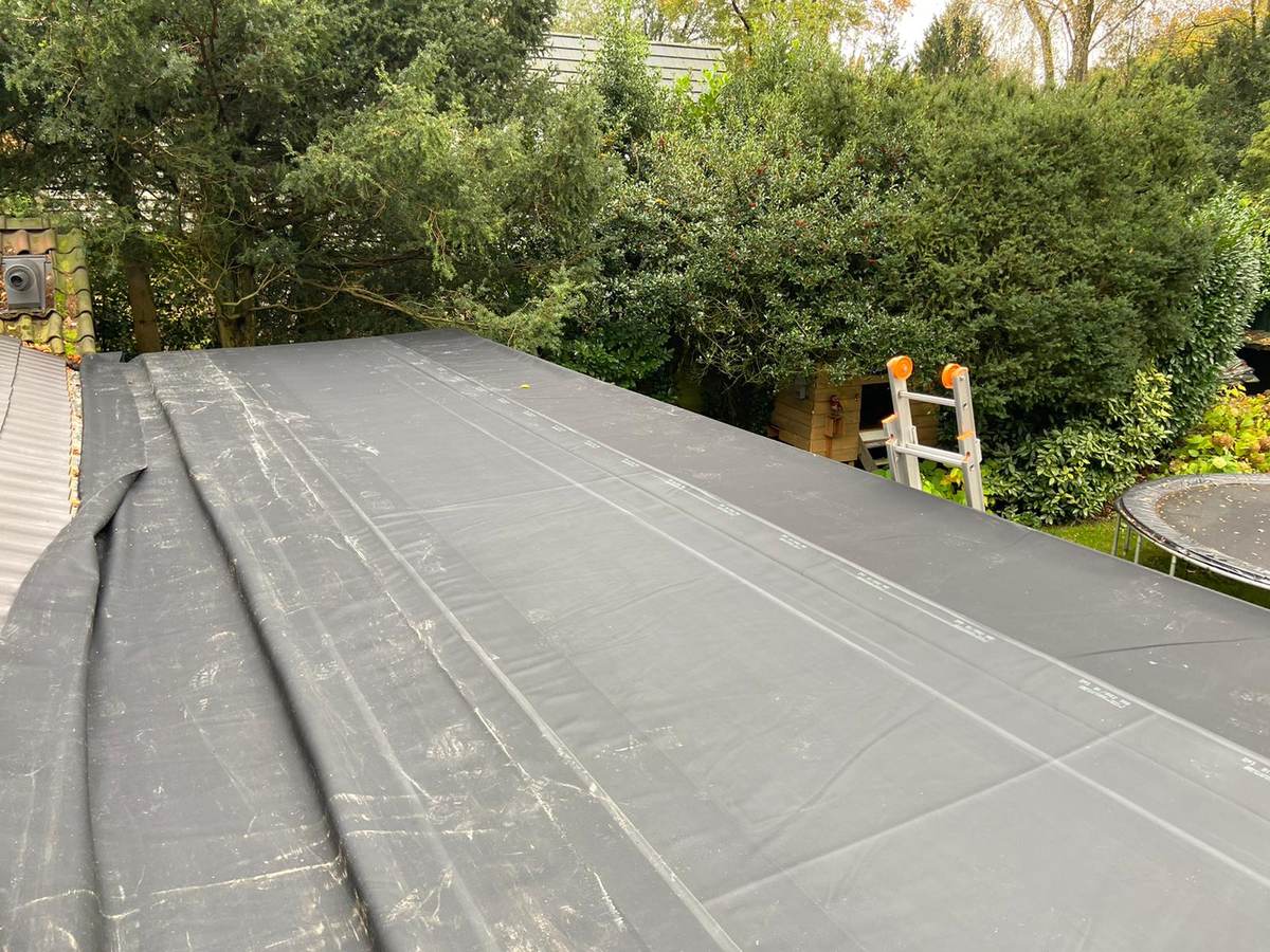 EPDM plat dak op nieuwe aanbouw in Blaricum